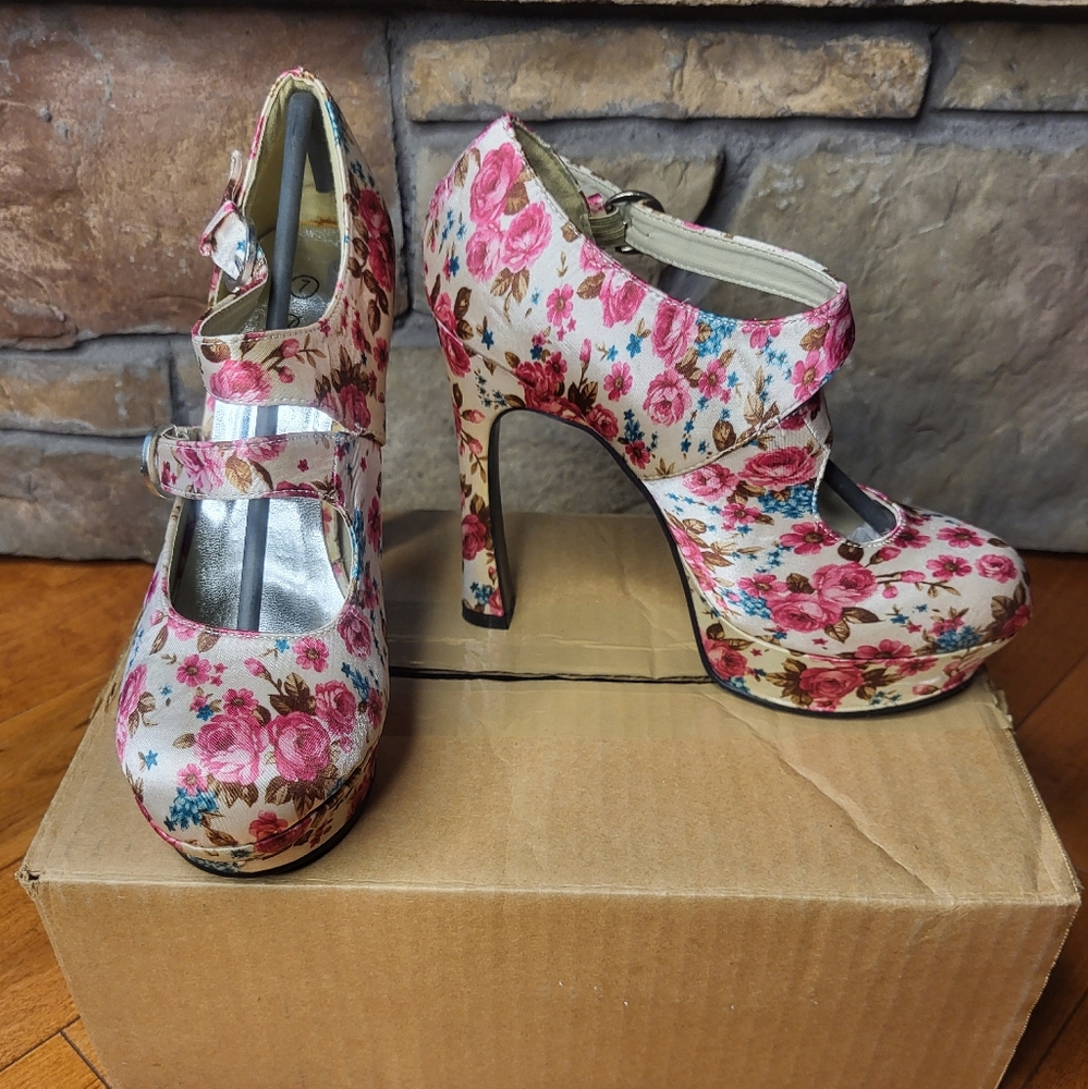 FLORAL HEELS.